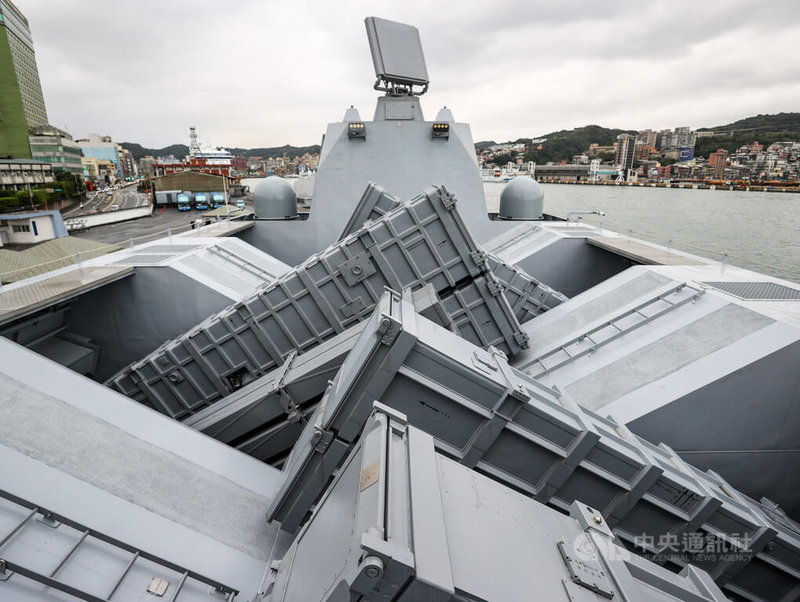 國軍111年春節加強戰備,7日在基隆威海營區展現戰備整備實況,首度開放參觀沱江級塔江軍艦,艦上配備各式飛彈及彈艙首次曝光。中央社記者鄭清元攝 111年1月7日