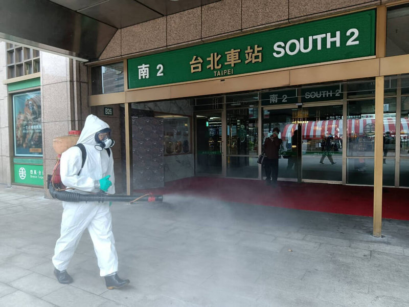 桃園機場群聚疫情延燒,確診的保全曾在發病前9天到台北車站用餐,台北市環保局7日前往清消。(台北市環保局提供)中央社記者陳昱婷傳真 111年1月7日