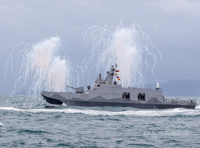 國軍111年春節加強戰備,7日在基隆威海營區展現戰備整備實況,沱江艦演練發射干擾彈。中央社記者鄭清元攝 111年1月7日