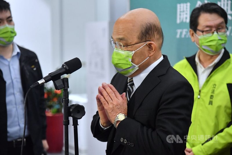 行政院長蘇貞昌(中)7日出席國家電影及視聽文化中心開館典禮,針對近日國內本土病例再起,蘇貞昌呼籲民眾遵守防疫規範及打疫苗,提高疫苗覆蓋率。中央社記者王飛華攝 111年1月7日
