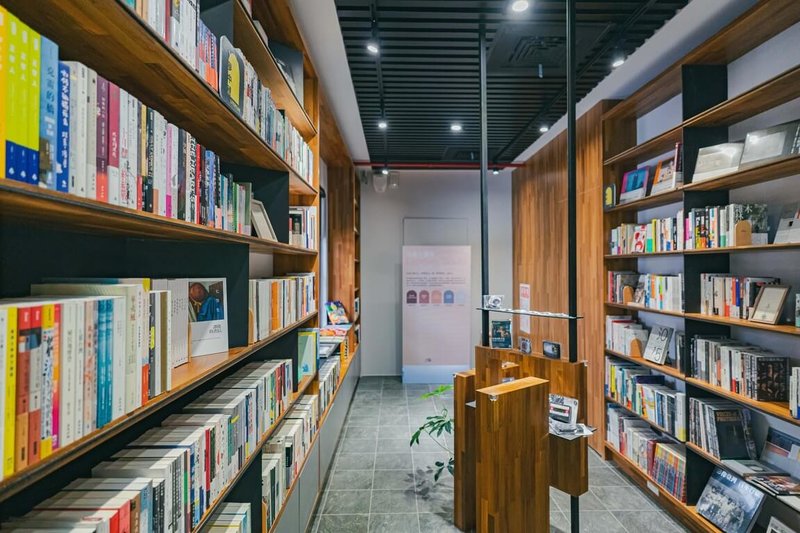 新竹市政府攜手在地藝文團體鴻梅文創,將新竹市影像博物館服務全面升級,串聯策展、觀影、選書、飲食等服務。(新竹市政府提供)中央社記者魯鋼駿傳真 111年1月7日
