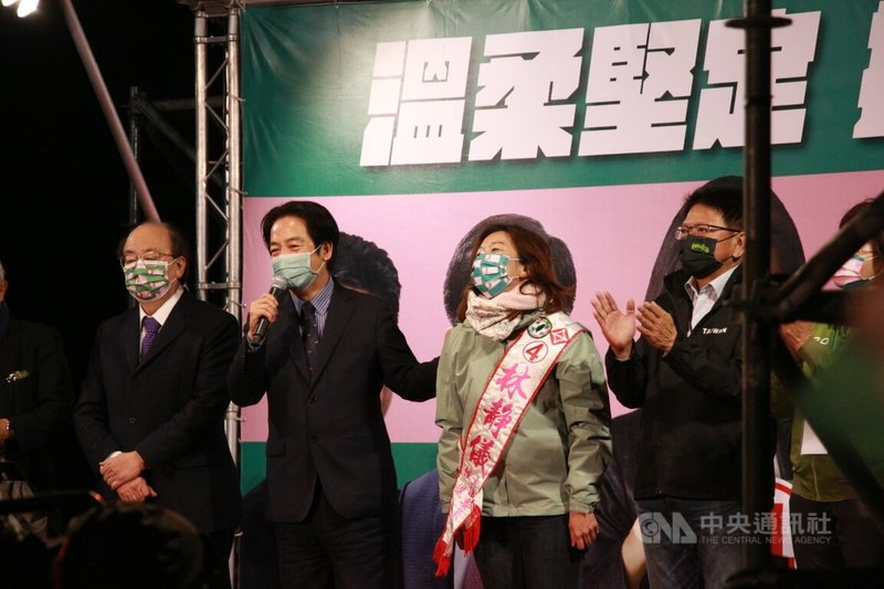 台中市第2選區立委補選進入倒數,民進黨籍候選人林靜儀(右2)7日晚間在大肚區舉辦造勢晚會,副總統賴清德(左2)到場站台。中央社記者蘇木春攝 111年1月7日