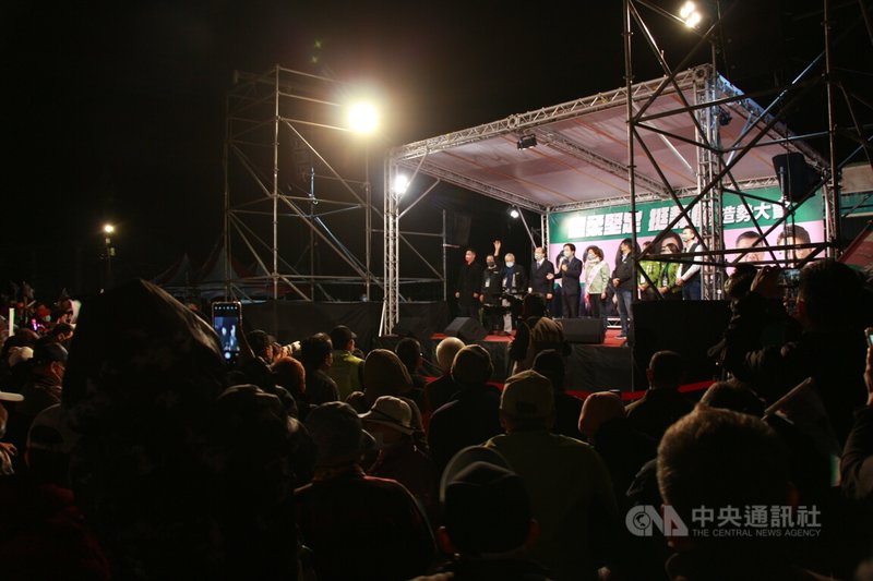 民進黨籍台中市第2選區立委補選候選人林靜儀(台上左6)7日晚間在大肚區舉辦造勢晚會,副總統賴清德(台上左5)出席站台,許多民眾到場支持。中央社記者蘇木春攝 111年1月7日