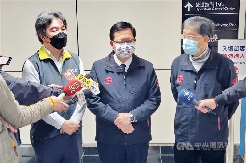 桃園機場群聚案擴大,衛福部醫福會執行長王必勝(左)與桃園市長鄭文燦(中)、桃園市政府衛生局長王文彥深夜在桃機召開臨時記者會說明案情。中央社記者吳睿騏攝 111年1月6日
