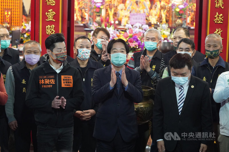 副總統賴清德(前中)7日在無黨籍立委林昶佐(前左)的陪同下前往台北市萬華禮天宮參拜,並呼籲選民1月9日罷免案票投不同意。中央社記者徐肇昌攝 111年1月7日