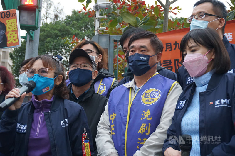 無黨籍立委林昶佐罷免案投票倒數,前台北市長郝龍斌(前右2)、前立委林郁方(前左2)及多名國民黨北市議員7日赴雙和市場聲援罷昶團體。中央社記者劉建邦攝 111年1月7日