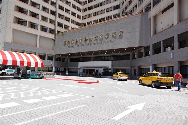 台北市長柯文哲宣布,台北市各大醫院、長照機構、安養護及精神照護機構,8日起停止探視。圖為聯合醫院忠孝院區。(中央社檔案照片)