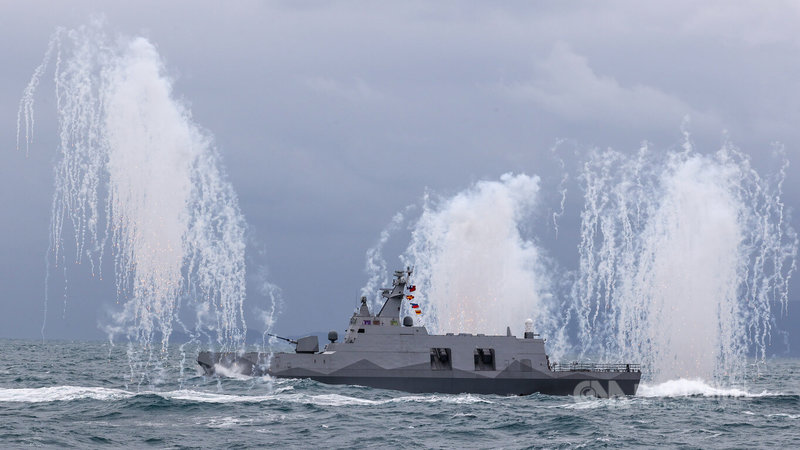 為使國人了解國軍春節期間加強戰備實況,海軍司令部7日邀媒體前往基隆威海營區參觀,沱江艦在海上發射干擾彈模擬禦敵。中央社記者鄭清元攝 111年1月7日