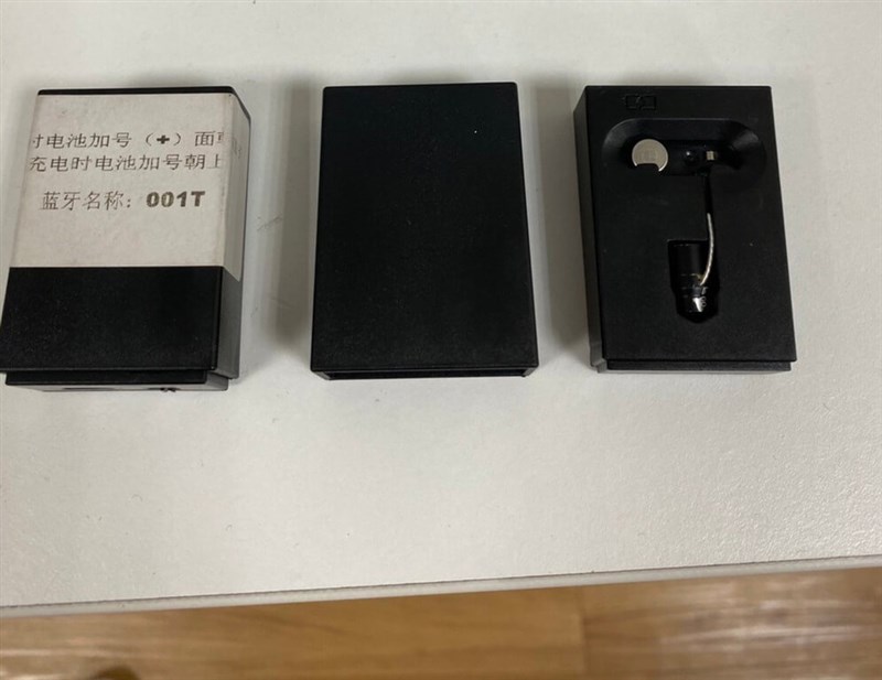 中油、台電、中鋼國營事業考試爆電子舞弊,高雄檢廉陸續指揮專案小組前往涉案人士住處等地搜索,共搜索17處,傳訊8名被告及多名證人,並扣得大量手機、藍芽耳機及偵測舞弊器材等電子舞弊器材。(讀者提供)中央社記者洪學廣傳真 111年1月7日