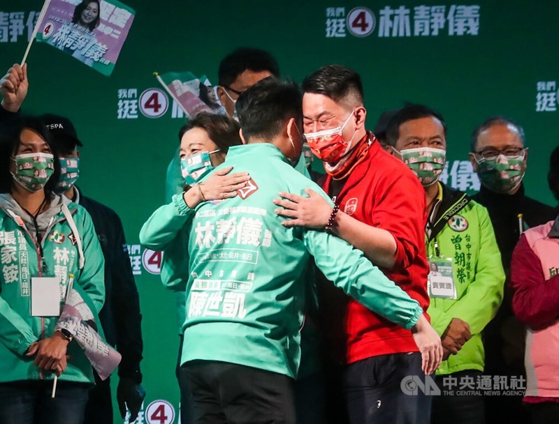 民進黨籍台中市第2選區立委補選候選人林靜儀(中左)8日舉辦選前之夜造勢晚會,會中與前台灣基進立委陳柏惟(中右)、民進黨台中市議員陳世凱(前中)相擁致意。中央社記者吳家昇攝 111年1月8日