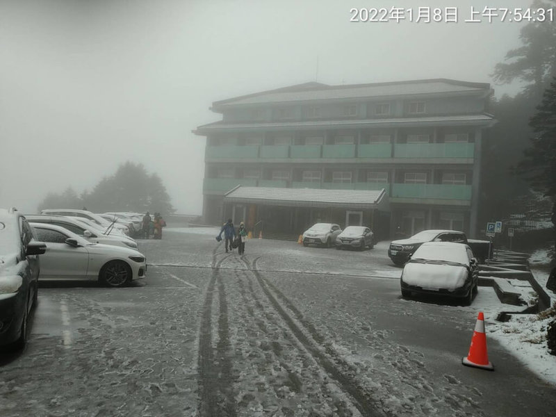 溫度與水氣配合,合歡山7日晚間到8日凌晨間歇固態降水(霰或雪),8日清晨整個山頭彷彿灑上薄薄白色糖霜。(南投林管處松雪樓提供)中央社記者蕭博陽南投縣傳真 111年1月8日