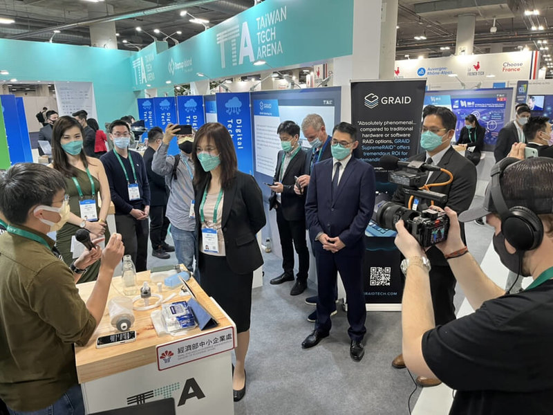 2022年美國消費性電子展(CES 2022)於美西時間7日閉幕,共有百家台灣科技新創團隊以實體和線上方式雙軌參與,規模為台灣歷來參展以來最大,團隊數量僅次於法國。圖中在櫃台旁聽取解說者為率團的科技部產學及園區業務司司長許增如。(駐舊金山科技組提供)中央社 111年1月8日