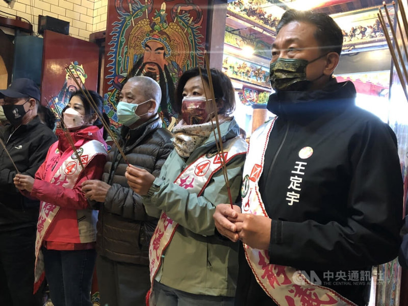 台中市第2選區立委補選9日投票,民進黨籍候選人林靜儀(右2)8日上午在立委王定宇(右1)、林楚茵(右4)等陪同下,到沙鹿區西勢里慶安宮參拜祈福。中央社記者趙麗妍攝 111年1月8日