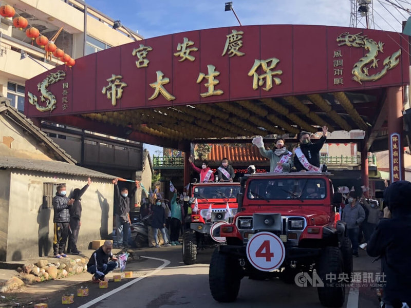 台中市第2選區立委補選9日投票,選戰進入倒數,民進黨籍候選人林靜儀(車上右2)8日在沙鹿區進行車隊掃街拜票。中央社記者趙麗妍攝 111年1月8日