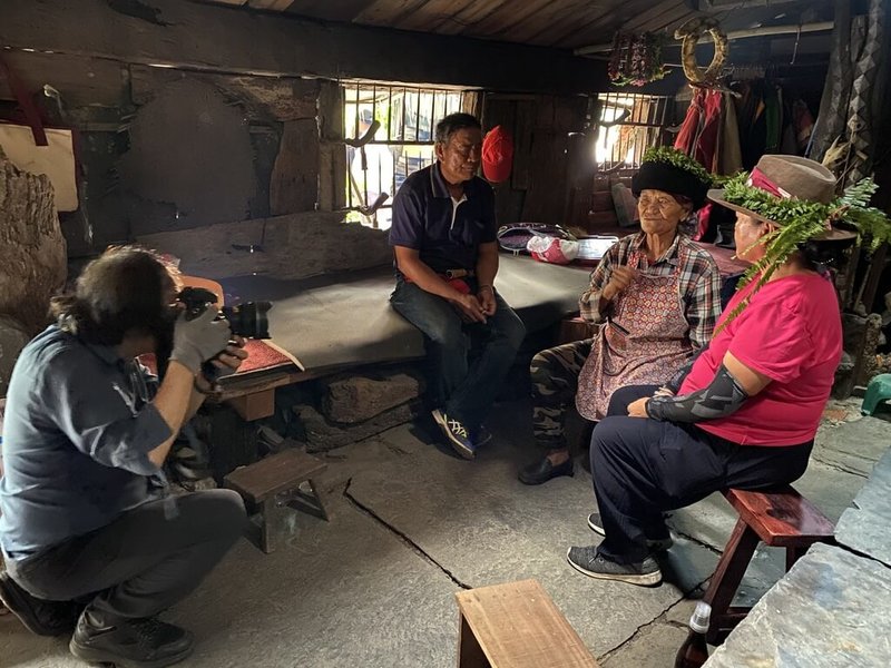 紀錄片導演鄧文斌以石板屋為背景的新作「中間之地」,近日獲布拉格國際影展最佳紀錄片肯定。(倪有純提供)中央社記者葉冠吟傳真 111年1月8日