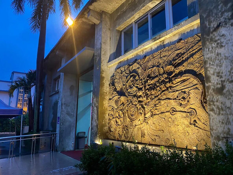 藝術家涂維政打造作品「打狗港遺跡化石」,就位在高雄港棧9-2國際郵輪旅運中心外牆,是運用台灣港務公司所提供的高雄港歷史文物,經壓印、翻模製成如化石般的神祕生物。(杜象藝術提供)中央社記者曾以寧傳真 111年1月8日