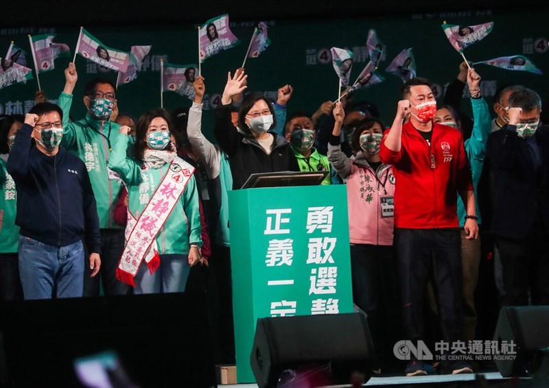 民進黨籍台中市第2選區立委候選人林靜儀(前左2)8日舉辦選前之夜晚會,總統蔡英文(前中)出席力挺,呼籲選民支持林靜儀。前左為林靜儀競總主委林佳龍。中央社記者吳家昇攝 111年1月8日