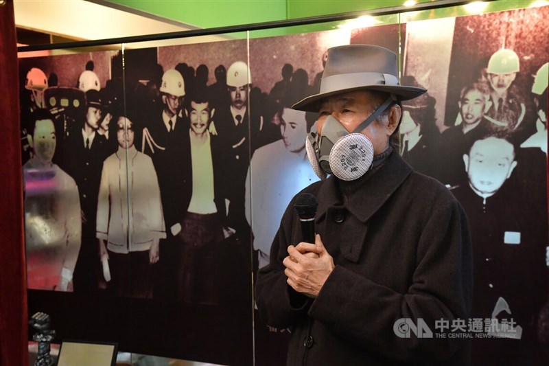 中華人權協會8日頒發「人權終身成就獎 」獎座給前民進黨主席施明德,表彰施明德對台灣人權運動的付出與貢獻,施明德親自現身受獎並致詞。中央社記者王飛華攝 111年1月8日