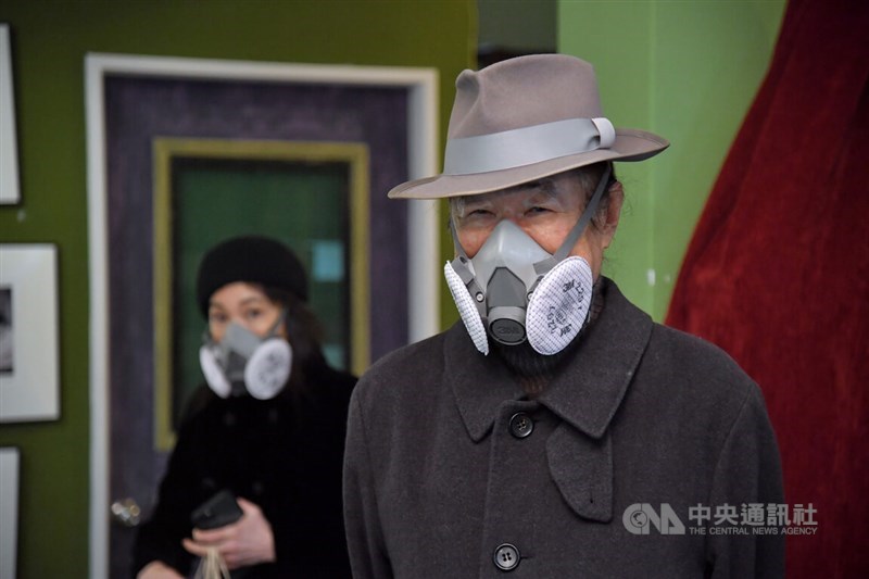 中華人權協會8日頒贈「人權終身成就獎」獎座給前民進黨主席施明德(右),施明德在頒獎儀式上表示,由於體質被評估不適合打疫苗,只好一直戴著能過濾病毒的防毒面具。中央社記者王飛華攝 111年1月8日