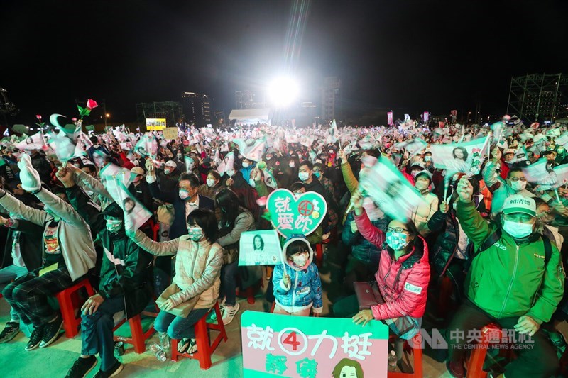 台中市第2選區立委補選9日投開票，民進黨籍候選人林靜儀8日舉辦選前之夜造勢活動全力催票，現場大批民眾參與相挺，揮舞旗幟表達熱情支持。中央社記者吳家昇攝　111年1月8日