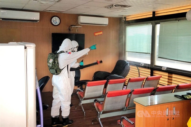 桃機8日新增2例COVID-19病例,均為突破性感染個案且均打過3劑疫苗。圖為陸軍三三化學兵群4日上午前往桃機展開清消。(中央社檔案照片)