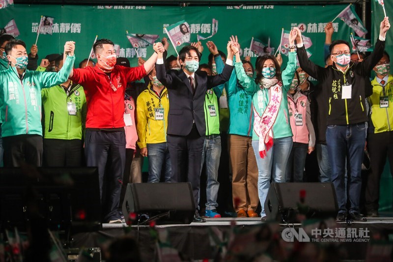 台中第2選區立委補選投票在即,副總統賴清德(前中)8日晚間南下台中參加民進黨籍候選人林靜儀(前右2)選前之夜活動,眾人高舉雙手,籲請鄉親全力支持。中央社記者吳家昇攝 111年1月8日