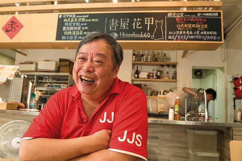 台北市忠勤里里長方荷生(前)2016年開設「書屋花甲」咖啡廳,幫助無數迷途少年。(書屋花甲提供)