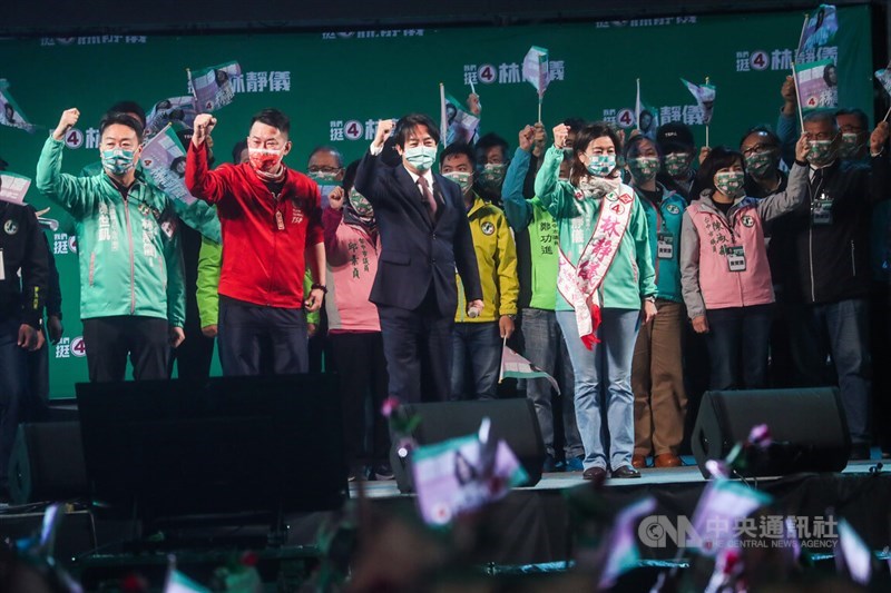 民進黨籍台中市第2選區立委補選候選人林靜儀(前右)8日舉辦選前之夜造勢晚會,副總統賴清德(前右2)在活動壓軸登場,呼籲民眾9日一起用選票支持林靜儀。前左2為前台灣基進立委陳柏惟。中央社記者吳家昇攝 111年1月8日