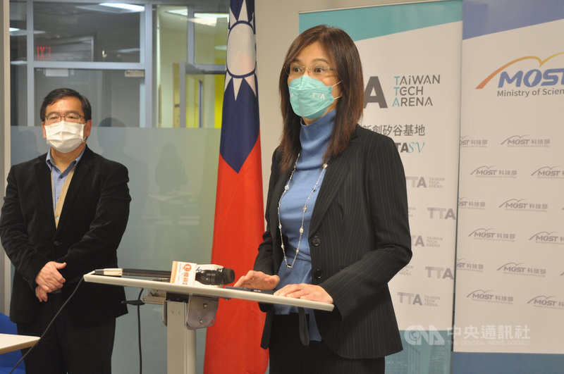 科技部產學及園區業務司司長許增如(右)美西時間7日在加州矽谷對當地媒體表示,7家台灣新創團隊獲2022年美國消費性電子展(CES 2022)創新獎,展現台灣科技新創在國際的能見度。圖左為駐舊金山科技組組長葉至誠。中央社 111年1月8日