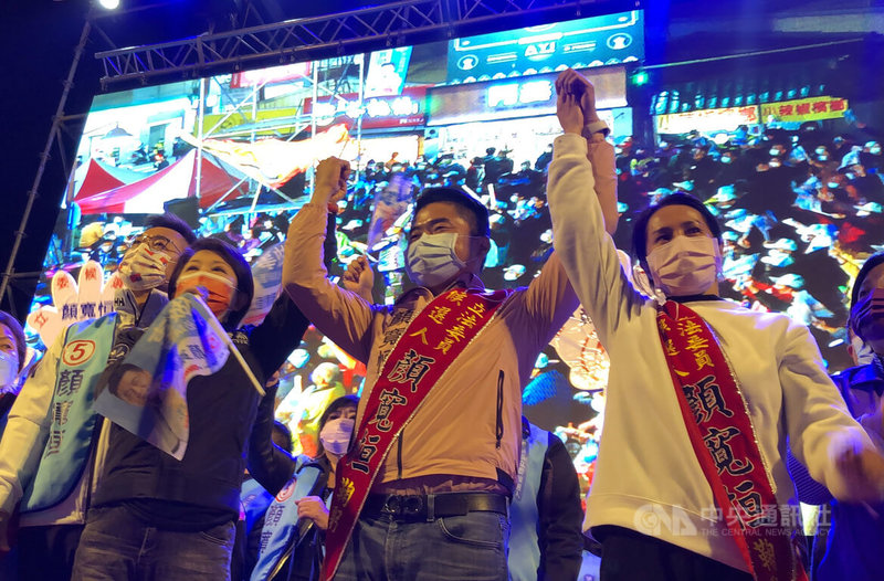 台中市長盧秀燕（前左）8日晚間出席國民黨台中第2選區立委補選候選人顏寬恒（前中）的選前之夜造勢活動，牽起顏寬恒的手，高喊「唯一支持」。中央社記者趙麗妍攝 111年1月8日