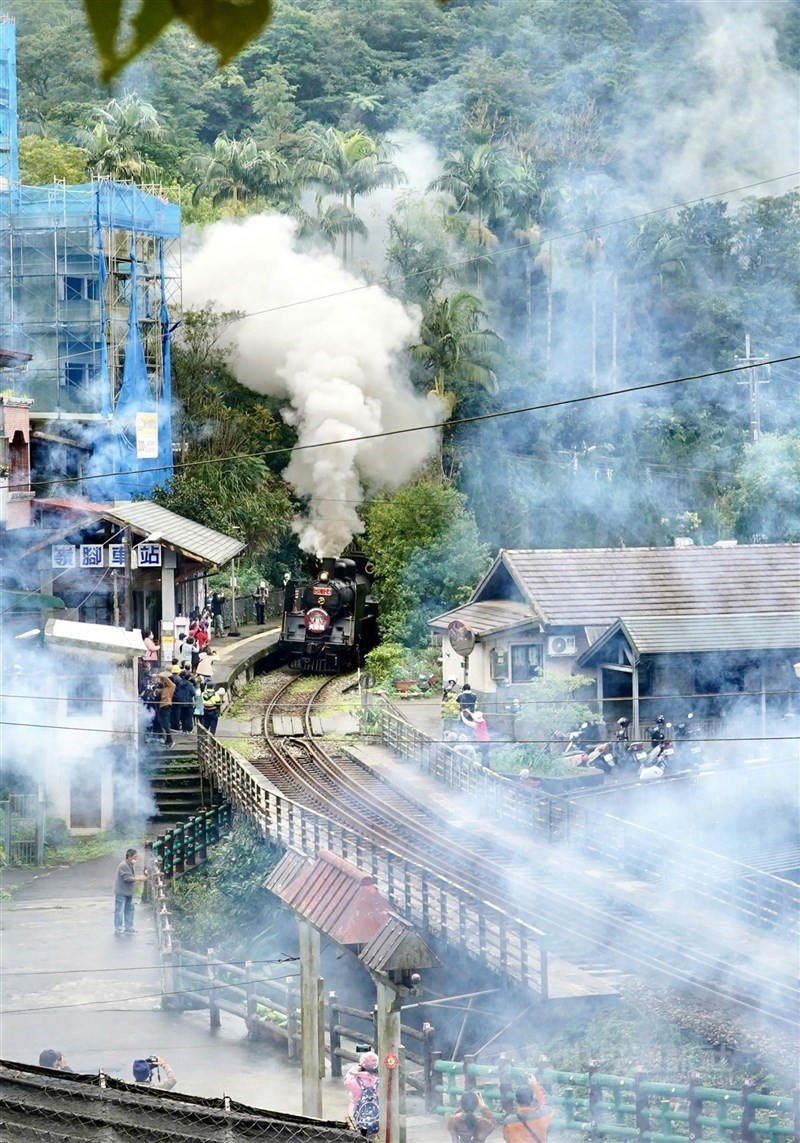 北台灣媽祖文化節首度與台鐵合作，8日由CK124蒸汽火車巡禮平溪支線遶境賜福，蒸汽火車沿途吐著白煙，響亮的汽笛聲迴盪在平溪靜謐山城裡。中央社記者孫仲達攝 111年1月8日