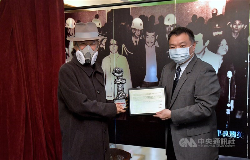 中華人權協會8日頒贈「人權終身成就獎」獎座給前民進黨主席施明德(左),表彰施明德對台灣人權運動的貢獻。右為中華人權協會理事長高思博。中央社記者王飛華攝 111年1月8日