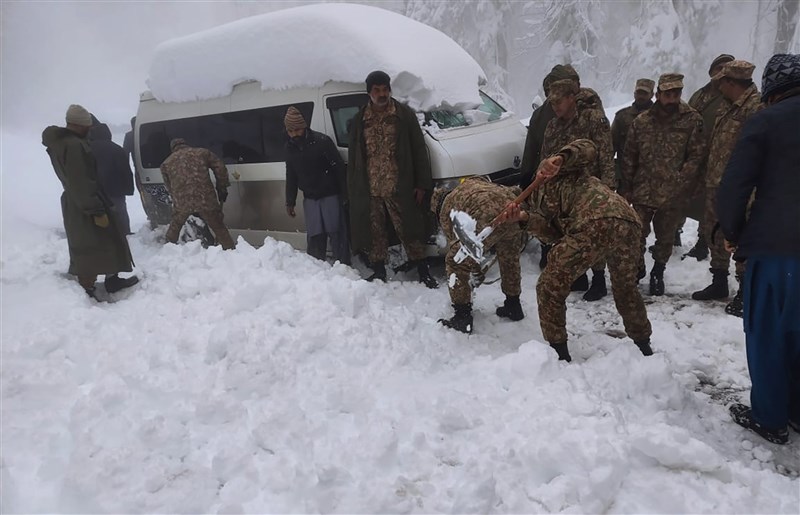民眾蜂擁至巴基斯坦北部摩理賞雪,導致嚴重交通阻塞,巴國軍隊前往救援。(美聯社)