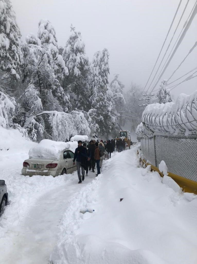 巴基斯坦數以千計民眾蜂擁至北部勝地摩理賞雪，導致嚴重交通阻塞。（安納杜魯新聞社）