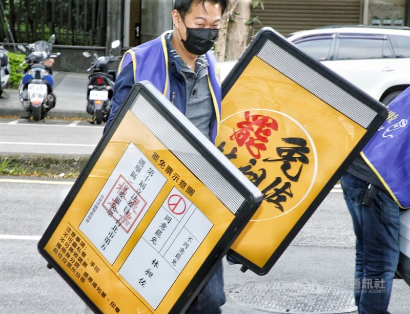 罷昶團體9日表示，立委林昶佐罷免案未通過但同意票多於不同意票，代表林昶佐應檢討沒有獲得選民信賴。圖為罷免案領銜人周世雄。中央社記者郭日曉攝 111年1月9日