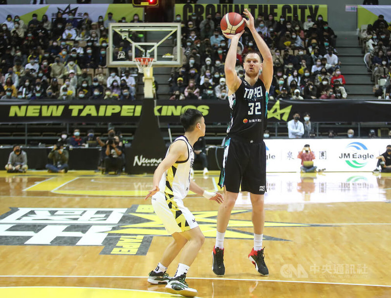 台灣職業籃球聯盟P. LEAGUE+(簡稱PLG)9日在新莊體育館進行賽事,台北富邦勇士隊最終以95比91擊敗新北國王隊,勇士洋將塞瑟夫(Ihor Zaytsev)(持球者)拿下15分、8籃板。中央社記者張新偉攝 111年1月9日