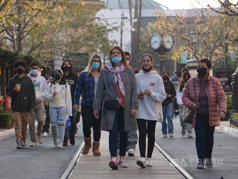 美國COVID-19(2019冠狀病毒疾病)染疫人數在2022年新年假期之後飆升,多數民眾出門習慣戴口罩。中央社記者林宏翰洛杉磯攝 111年1月9日