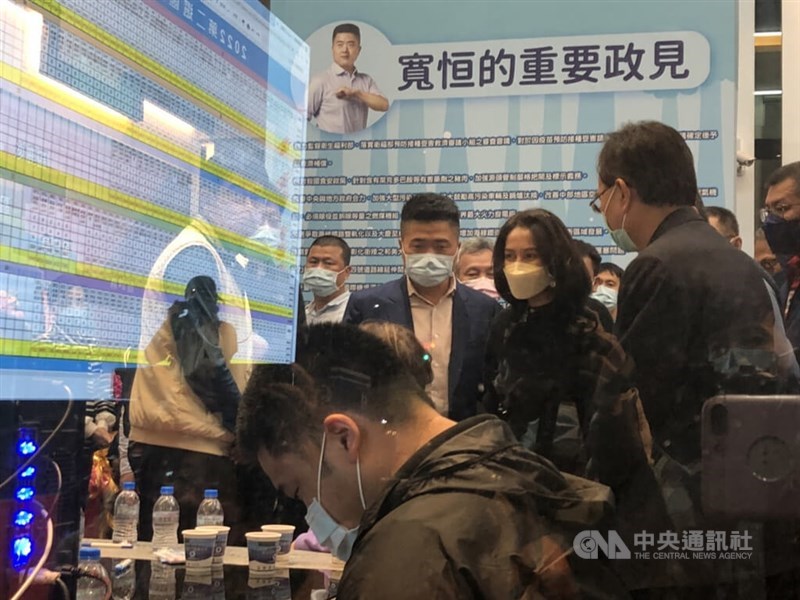 台中市第2選區立委補選9日投開票,國民黨籍候選人顏寬恒(右3)晚間出面承認敗選,他也感謝競選團隊,無論天氣好壞,陪伴他一步一腳印,大街小巷爭取鄉親的認同。中央社記者趙麗妍攝 111年1月9日