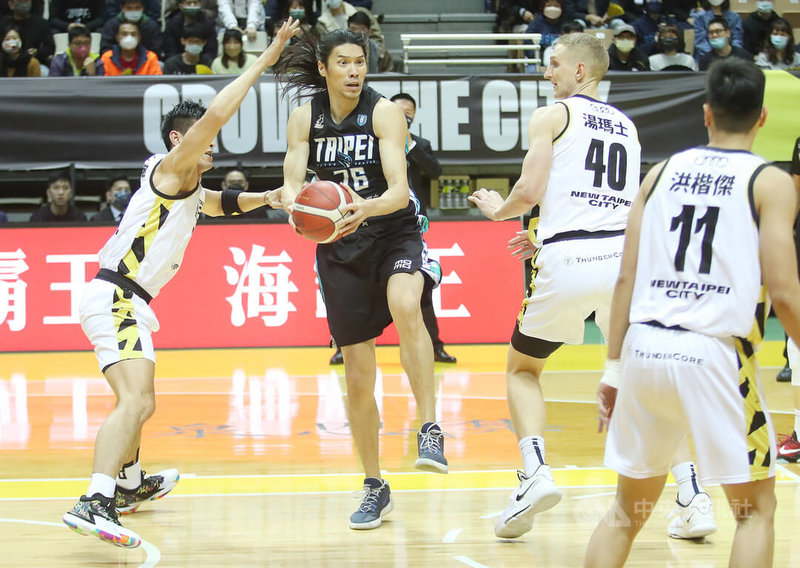 台灣職籃P. LEAGUE+(簡稱PLG)9日在新莊體育館進行賽事,台北富邦勇士隊最終以95比91擊敗新北國王隊,勇士曾文鼎(持球者)拿下15分、8籃板、送出7助攻,幫助球隊獲勝。中央社記者張新偉攝 111年1月9日