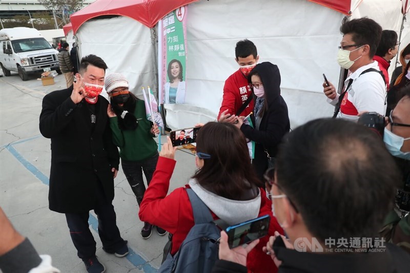 台中市第2選區立委補選9日下午4時後開票,民進黨籍候選人林靜儀競選總部設立的開票現場湧入支持者,前立委陳柏惟(左)在現場與民眾合照。中央社記者吳家昇攝 111年1月9日