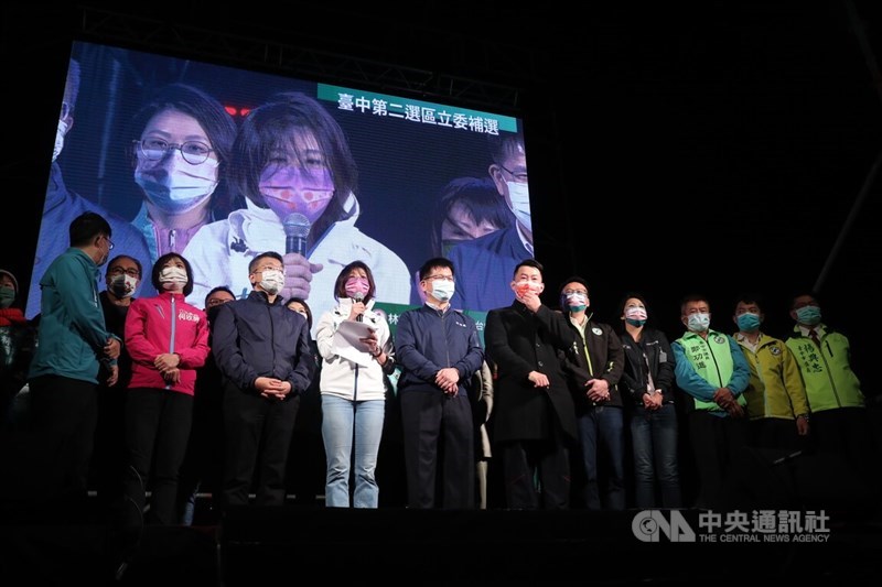 台中市第2選區立委補選9日投開票,民進黨籍候選人林靜儀(前左4)率領競選團隊晚間在開票現場宣布當選。中央社記者吳家昇攝 111年1月9日
