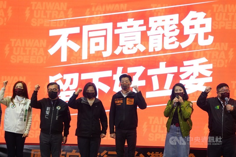 無黨籍台北市第5選區立委林昶佐(右3)8日在萬華龍山寺前廣場舉辦「終結惡戰、團結之夜」造勢晚會,為9日投票的罷免案衝刺催票,總統蔡英文(左3)壓軸現身,呼籲選民「不同意罷免、留下好立委」。中央社記者徐肇昌攝 111年1月8日