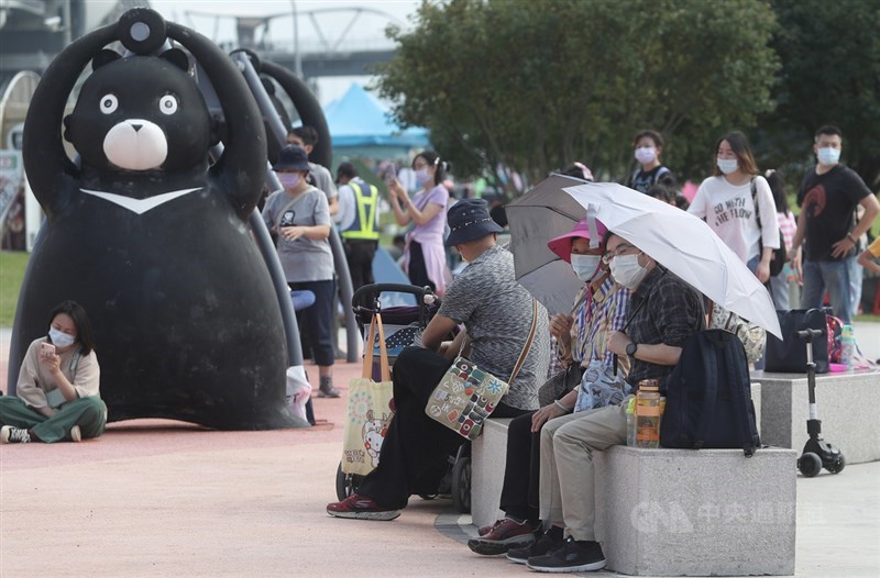 中央流行疫情指揮中心9日宣布，全國疫情警戒標準維持第二級至1月24日，口罩政策加嚴，且不開放試吃。（中央社檔案照片）