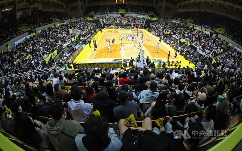 台灣職籃P. LEAGUE+(簡稱PLG)新北國王隊9日在主場新莊體育館迎戰台北富邦勇士隊,吸引6058名球迷進場,為支持的球隊加油打氣。中央社記者張新偉攝 111年1月9日