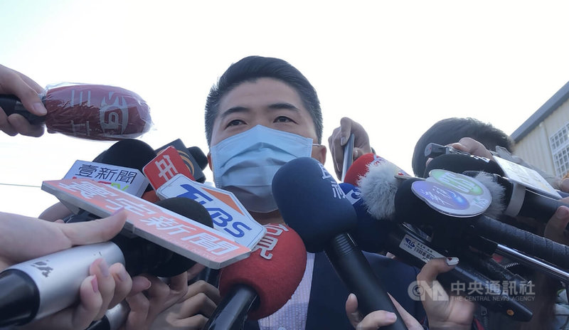 台中第2選區立委補選9日投票，國民黨候選人顏寬恒（圖）一早完成投票，被問及父親顏清標狀況，他表示，目前恢復狀況良好，希望父親多休息，並呼籲大家踴躍投票，把握選舉機會。中央社記者趙麗妍攝 111年1月9日