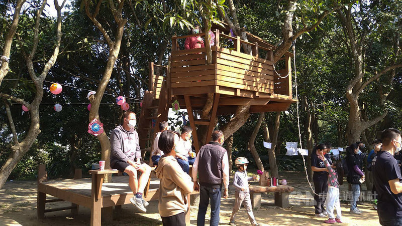 嘉義縣第一座社區型共融公園9日啟用,打造滑草坡、「芒果採集樹屋」(圖),賦予水上鄉溪東公園新生命,讓大、小朋友盡興遊玩。中央社記者蔡智明攝 111年1月9日