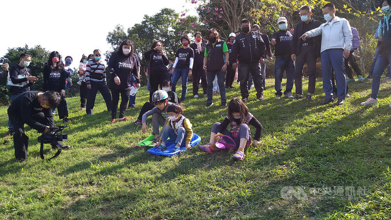 嘉義縣第一座社區型共融公園9日啟用,改頭換面的溪東公園最大特色是設有滑草坡,大人、小孩可一起滑草。中央社記者蔡智明攝 111年1月9日