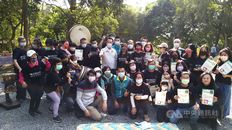 嘉義縣110年度培訓36名社區規劃師,近日與當地居民攜手完成水上鄉忠和村溪東公園的改造,打造縣內首座社區型共融休憩公園,9日除舉行公園啟用典禮,並由縣長翁章梁(2排中,白衣者)頒發社區規劃師結業證書。中央社記者蔡智明攝 111年1月9日