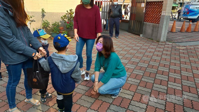 台中市第2選區立委補選9日投票,民進黨籍候選人林靜儀(前右)上午前往烏日區僑仁國小投票,遇到一名爺爺帶著一對曾是她接生的雙胞胎為她加油打氣。中央社記者蘇木春攝 111年1月9日