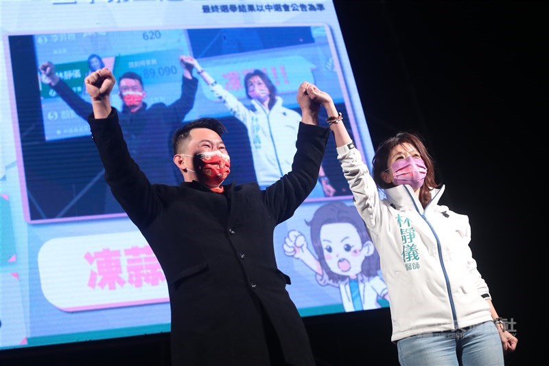 台中市第2選區立委補選9日投票,由民進黨籍前任不分區立委林靜儀(右)晚間自行宣布當選,並和前立委陳柏惟(左)共同感謝選民支持。 中央社記者吳家昇攝 111年1月9日